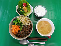 『讃岐のビビンバランチ♡』古代米入りご飯のビビンバ、さぬきのめざめの彩りサラダ、中華風カニカマスープ、牛乳カン